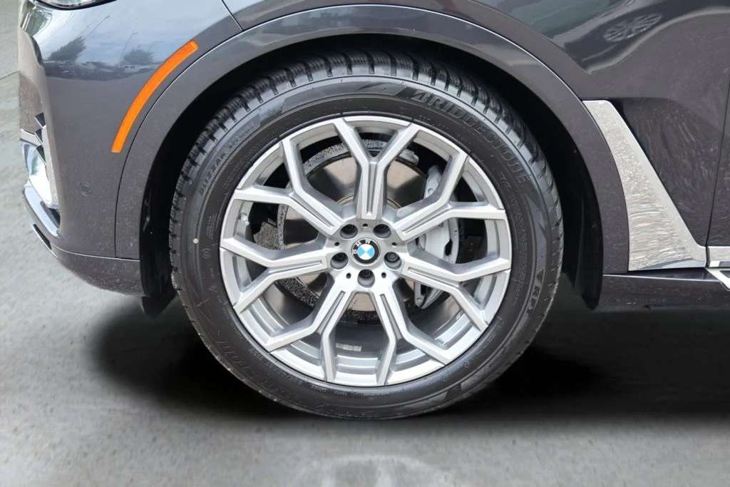 Used 2021 Gray BMW xDrive40i image 32