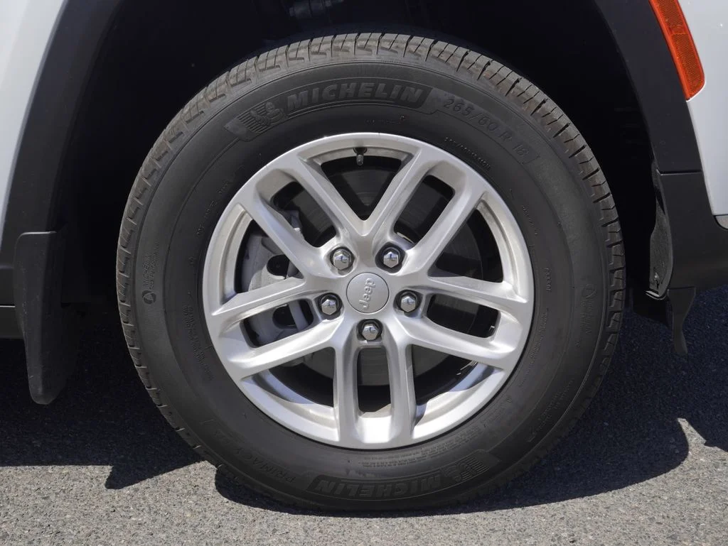 Used 2025 White Jeep Laredo image 3