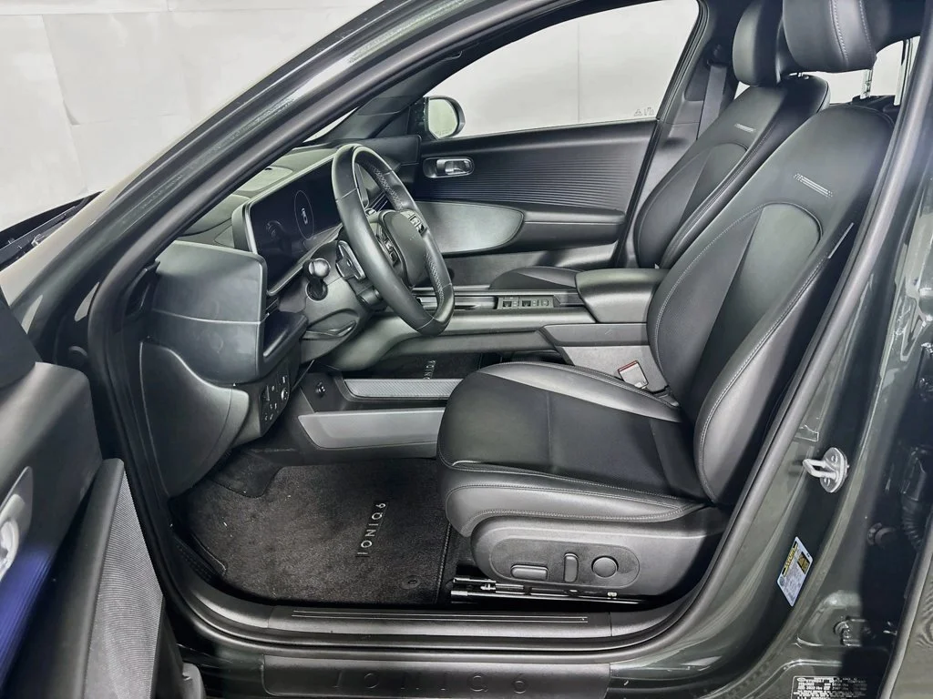 Used 2023 Green Hyundai SEL image 11