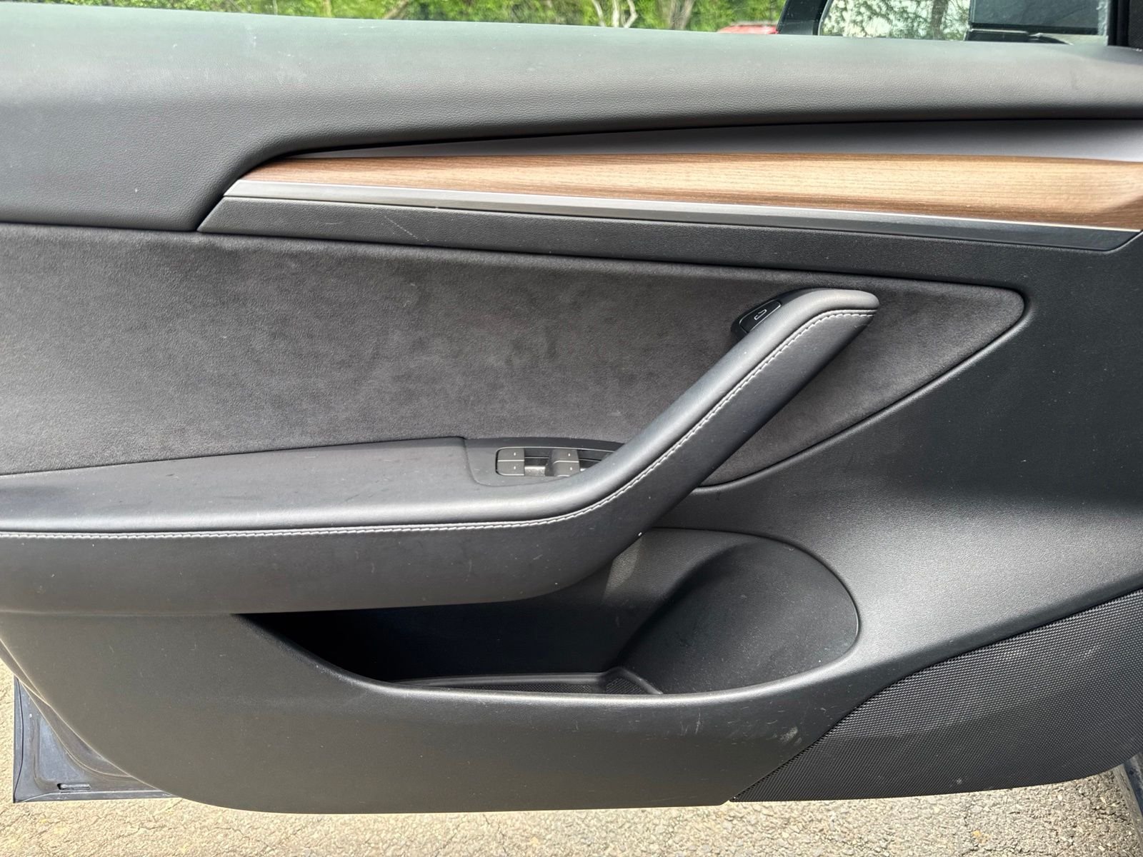 Used 2023  Tesla Base image 22