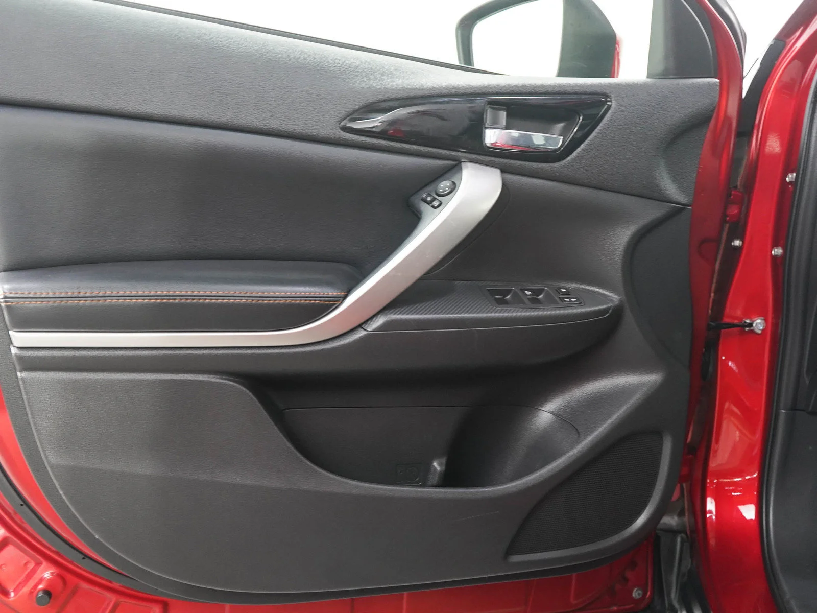 Used 2018 Red Mitsubishi SEL image 18