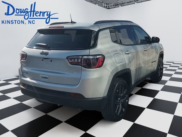 New 2026 Silver Zynith Metallic Clear-Coat Exterior Paint Jeep Latitude Altitude image 5