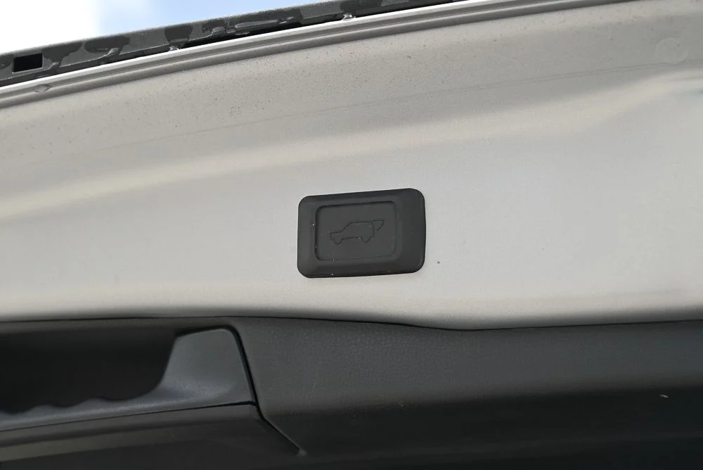 Used 2025 Silver Toyota XLE Premium image 32