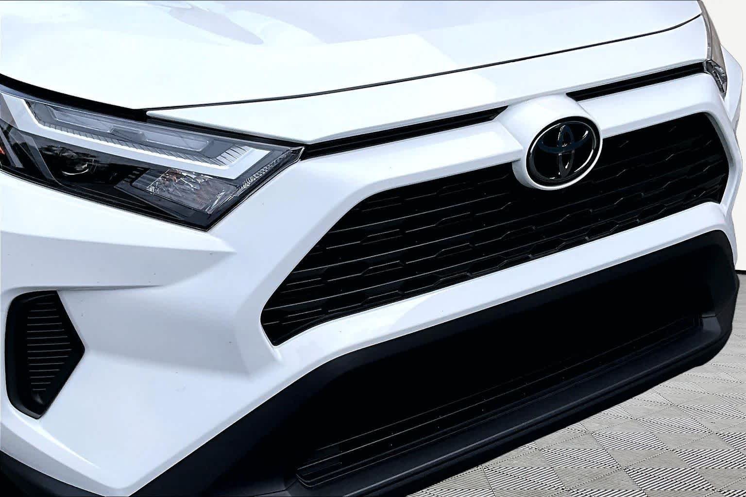 Certified Used 2025 Ice Cap Toyota Hybrid XLE image 30