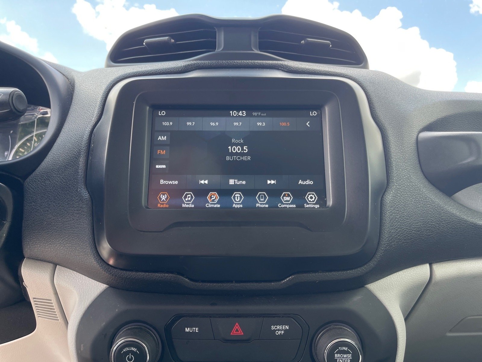 Used 2018 Alpine White Jeep Latitude image 5