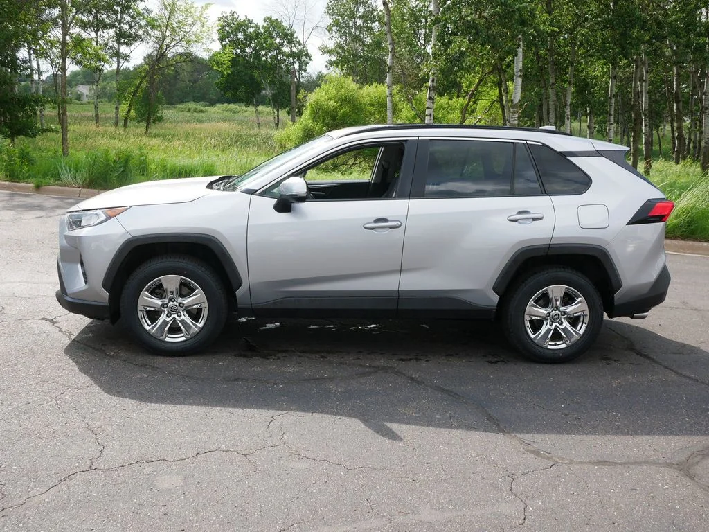 Used 2020 Silver Toyota XLE image 7