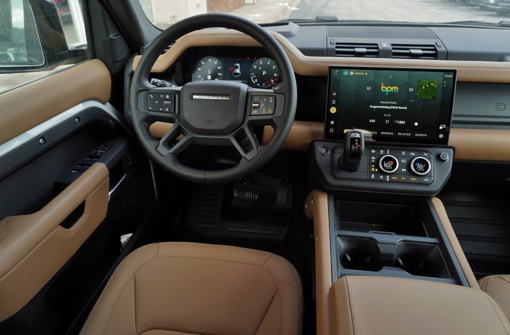Used 2026 White Land Rover X-Dynamic SE image 17