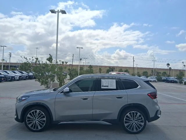 Used 2024  BMW xDrive28i image 3