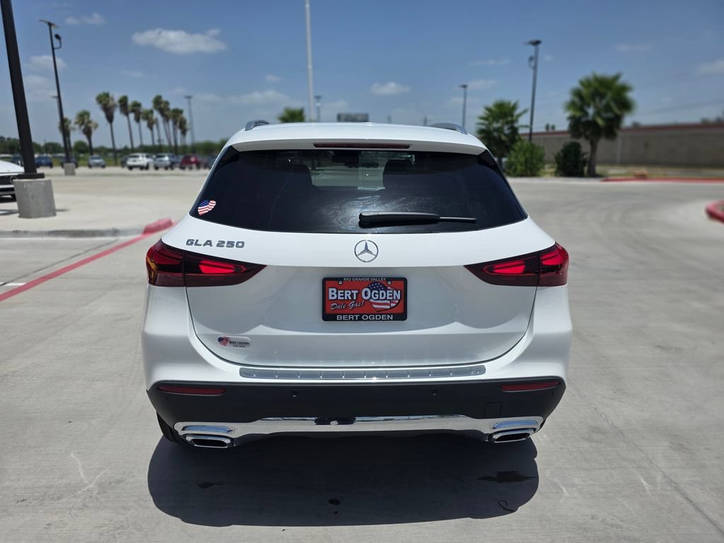 New 2026 Polar White Mercedes-Benz GLA 250 image 37