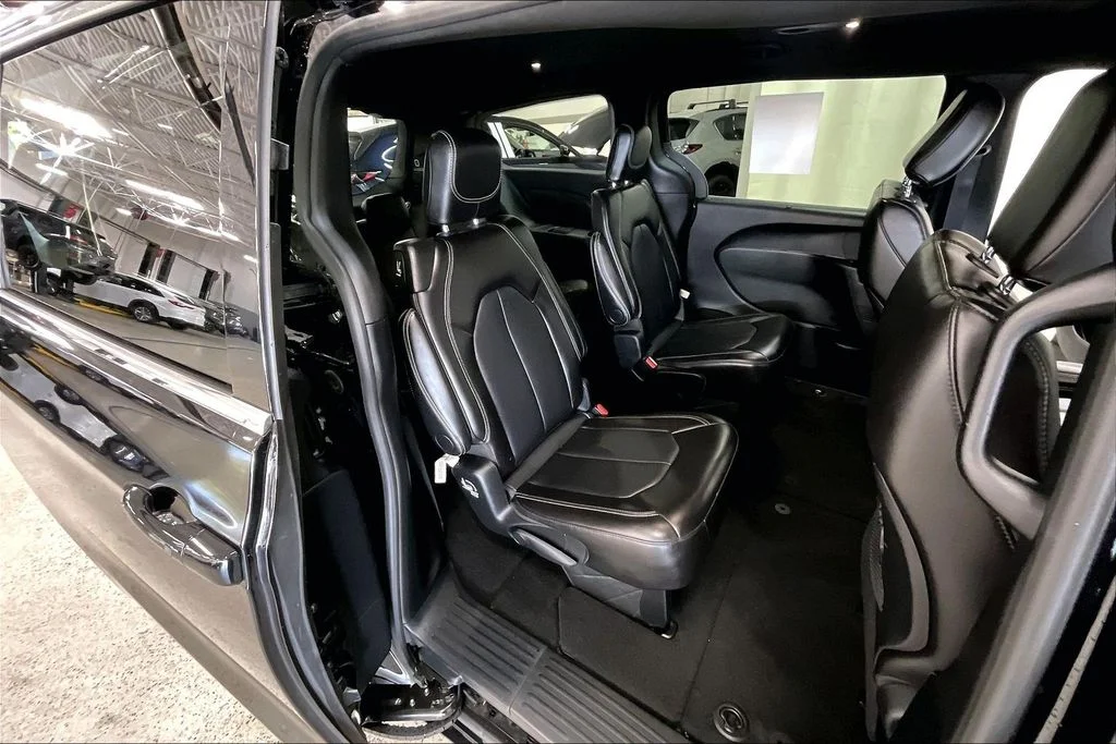 Used 2025 Black Chrysler Select image 25