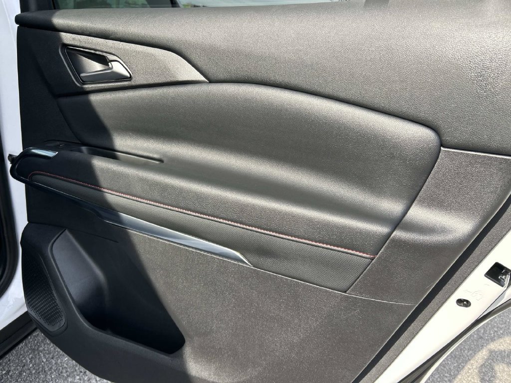 Certified Used 2025 Pearl Chevrolet Z71 image 23