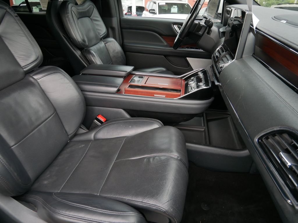 Used 2023 White Lincoln Reserve image 11