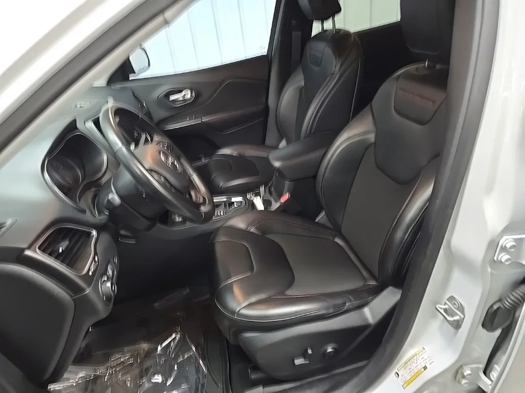 Used 2019 White Jeep Trailhawk image 32