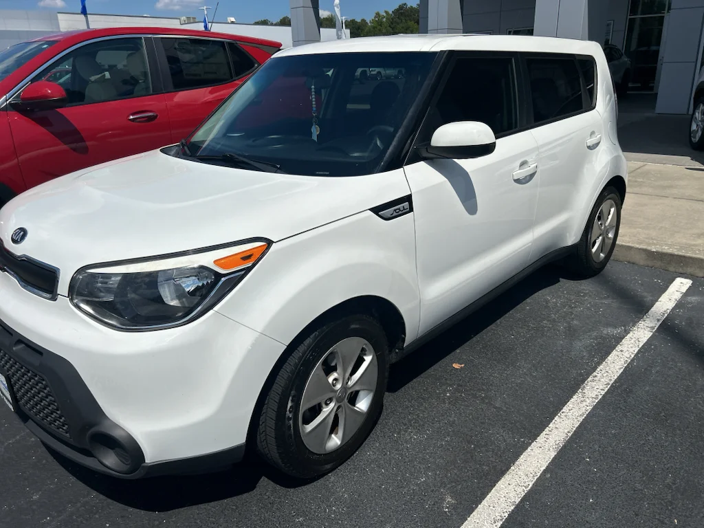 Used 2016 White Kia Base image 1