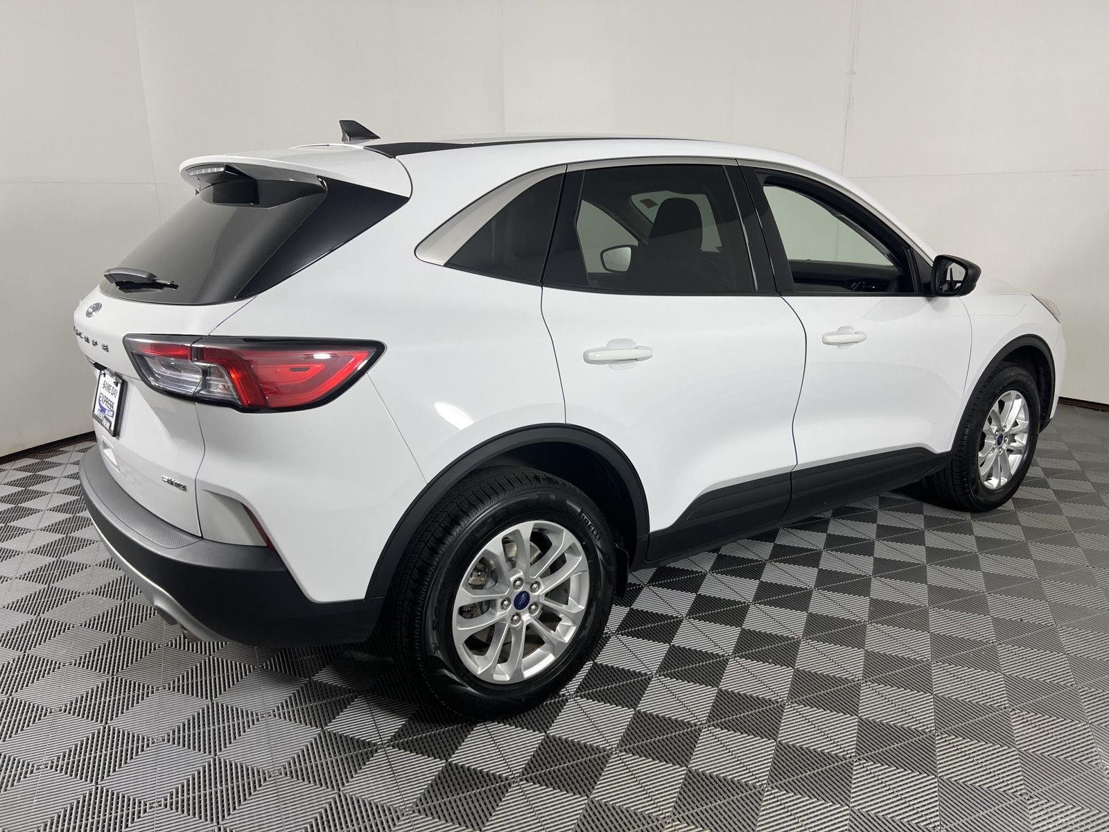 Used 2022 Oxford White Ford SE image 10