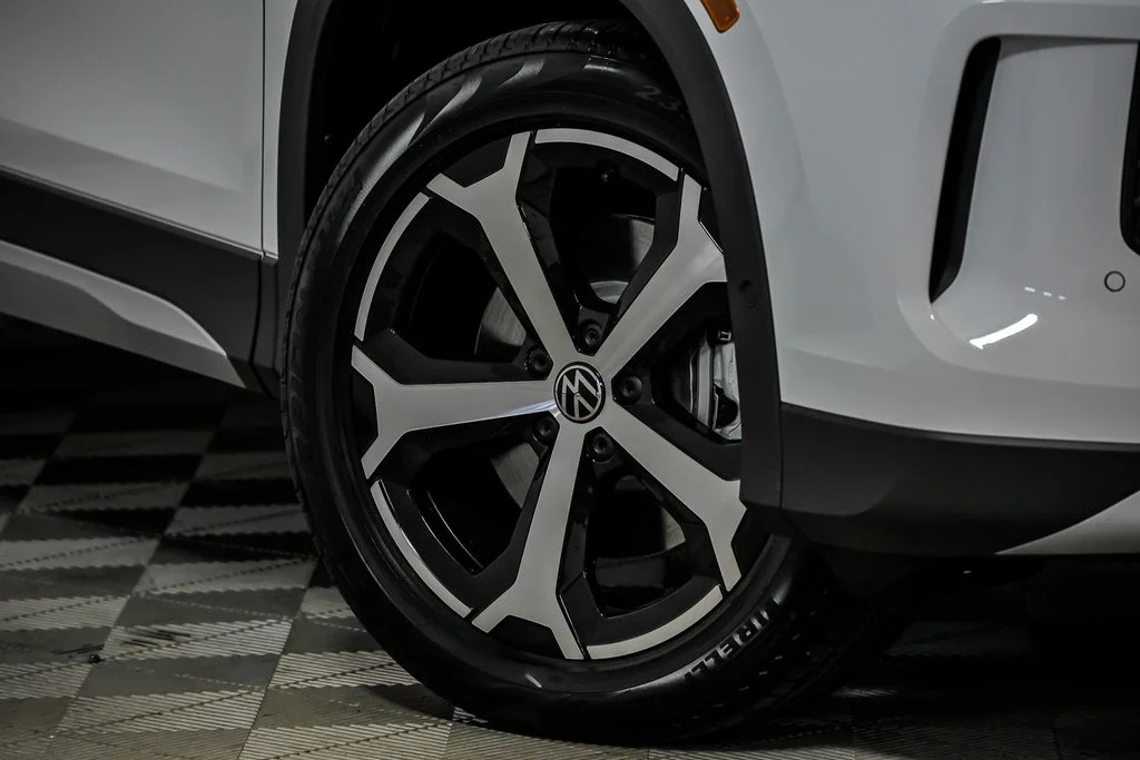New 2026 White/off-white Volkswagen 2.0T SE image 3