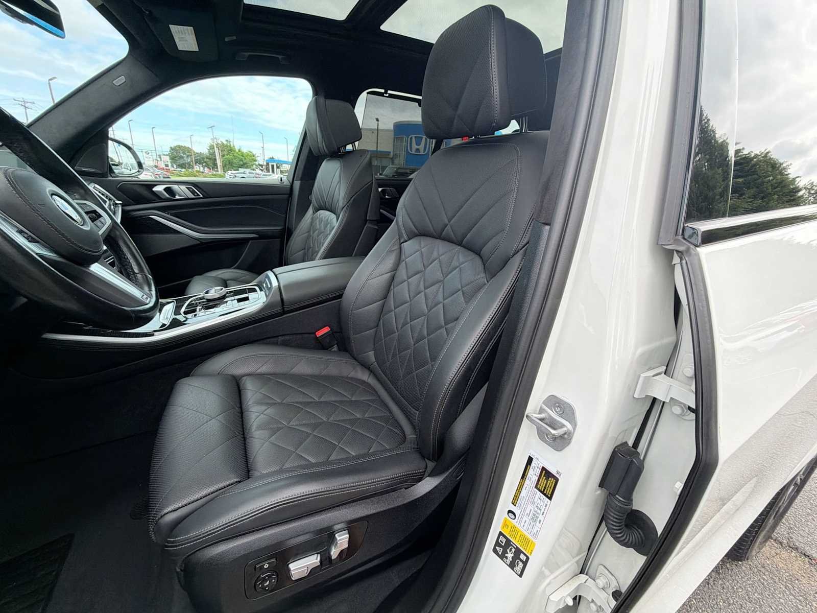 Used 2024 Alpine White BMW xDrive40i image 21