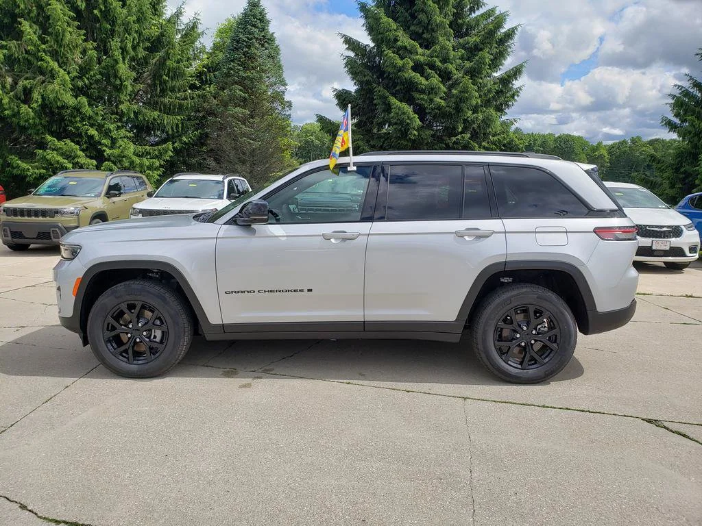 New 2025 Silver Zynith Exterior Paint Jeep  image 6