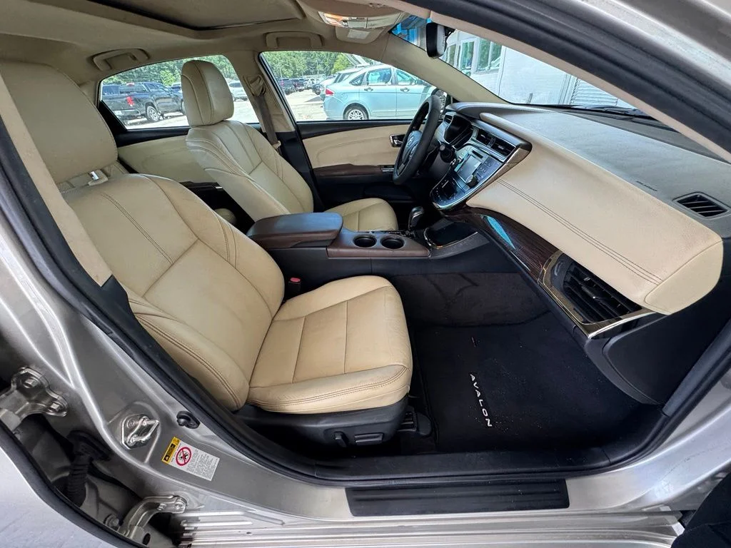 Used 2015  Toyota XLE Premium image 15