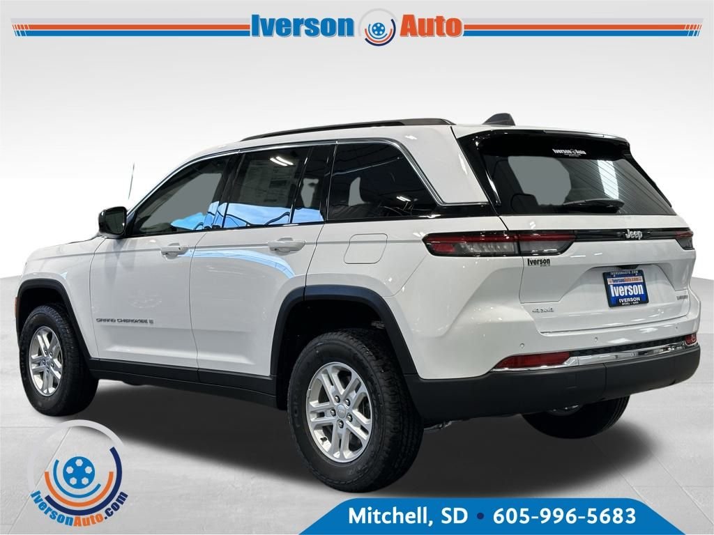 2025 Jeep Grand Cherokee Laredo photo 3