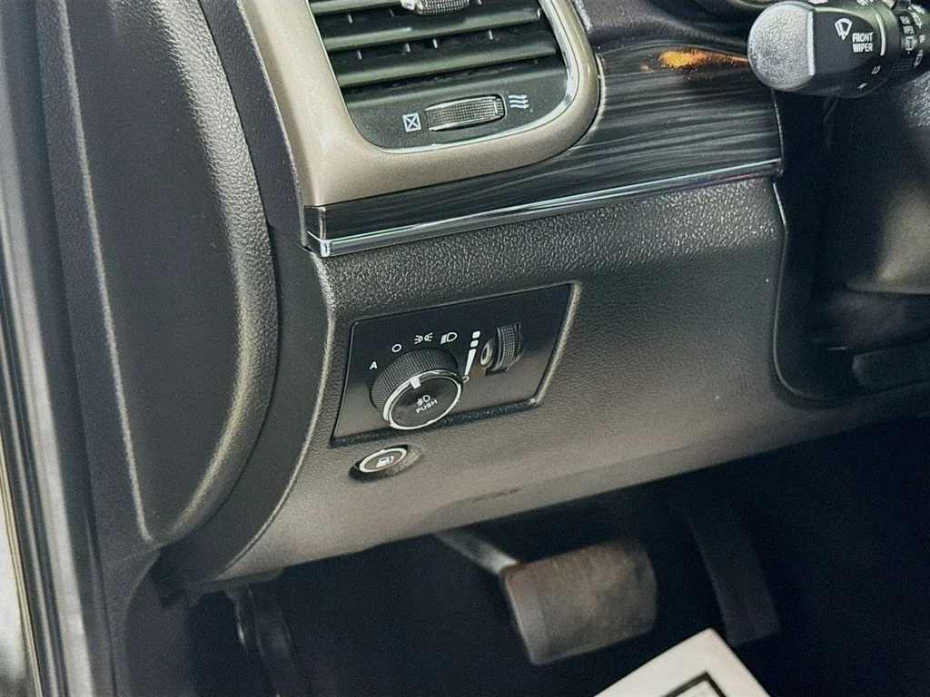 Used 2019 Diamond Black Crystal Pearlcoat Jeep Limited image 15