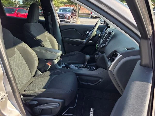 Used 2019 Silver Jeep Latitude image 16