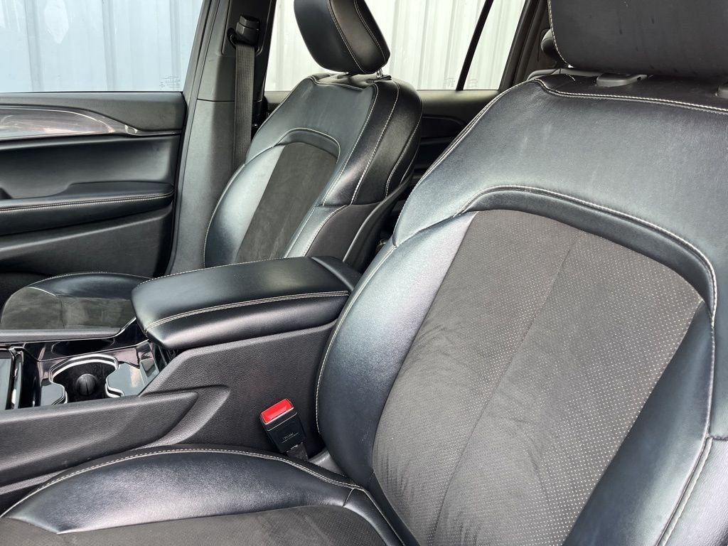 Used 2022 Diamond Black Jeep Altitude image 26