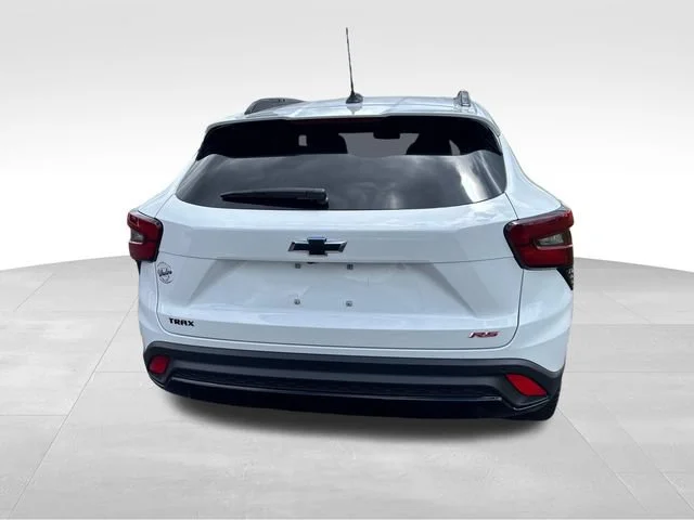 Used 2025 Summit White Chevrolet 2RS image 4