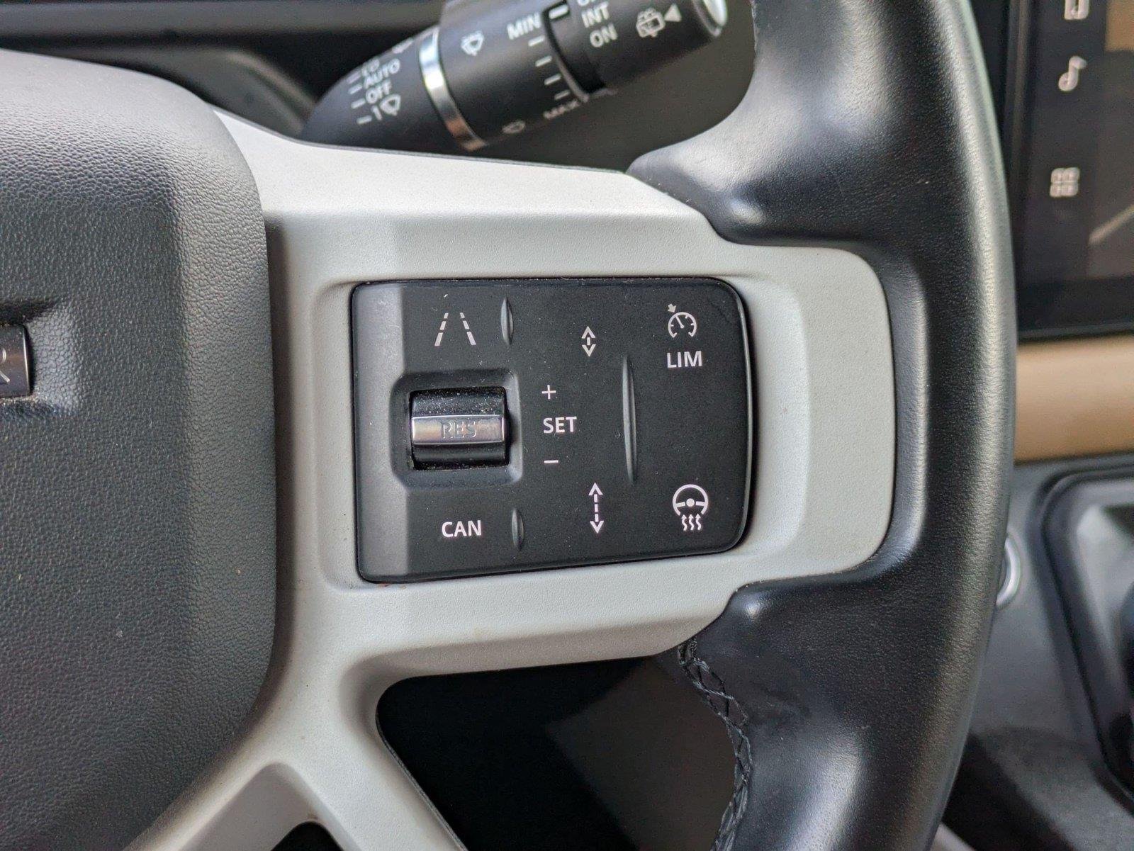 Used 2025 Fuji White Land Rover X-Dynamic SE image 18