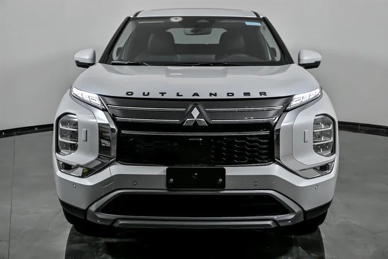 New 2026 WHITE Mitsubishi SE image 4