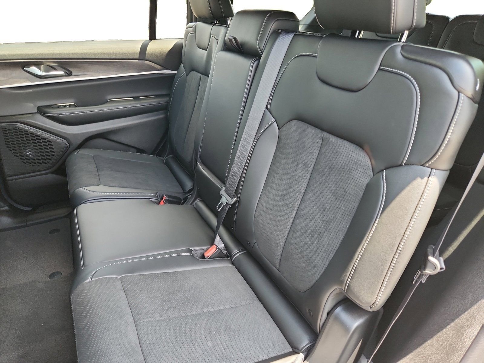 New 2026 Silver Zynith Exterior Paint Jeep Laredo image 23