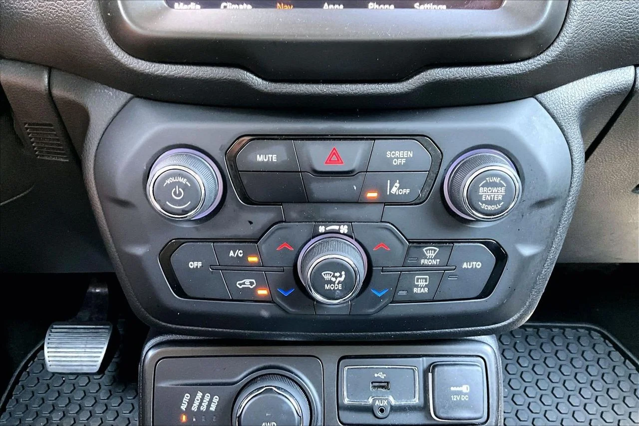 Used 2022 Black Jeep Latitude image 17