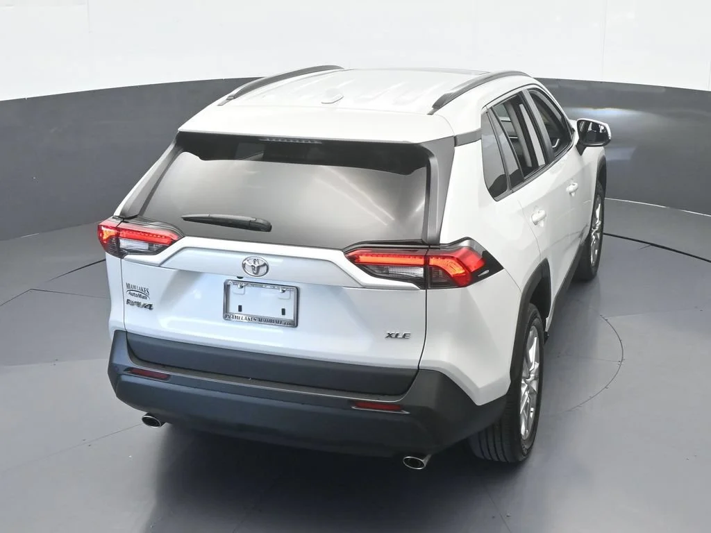 Used 2025 White Toyota XLE Premium image 47