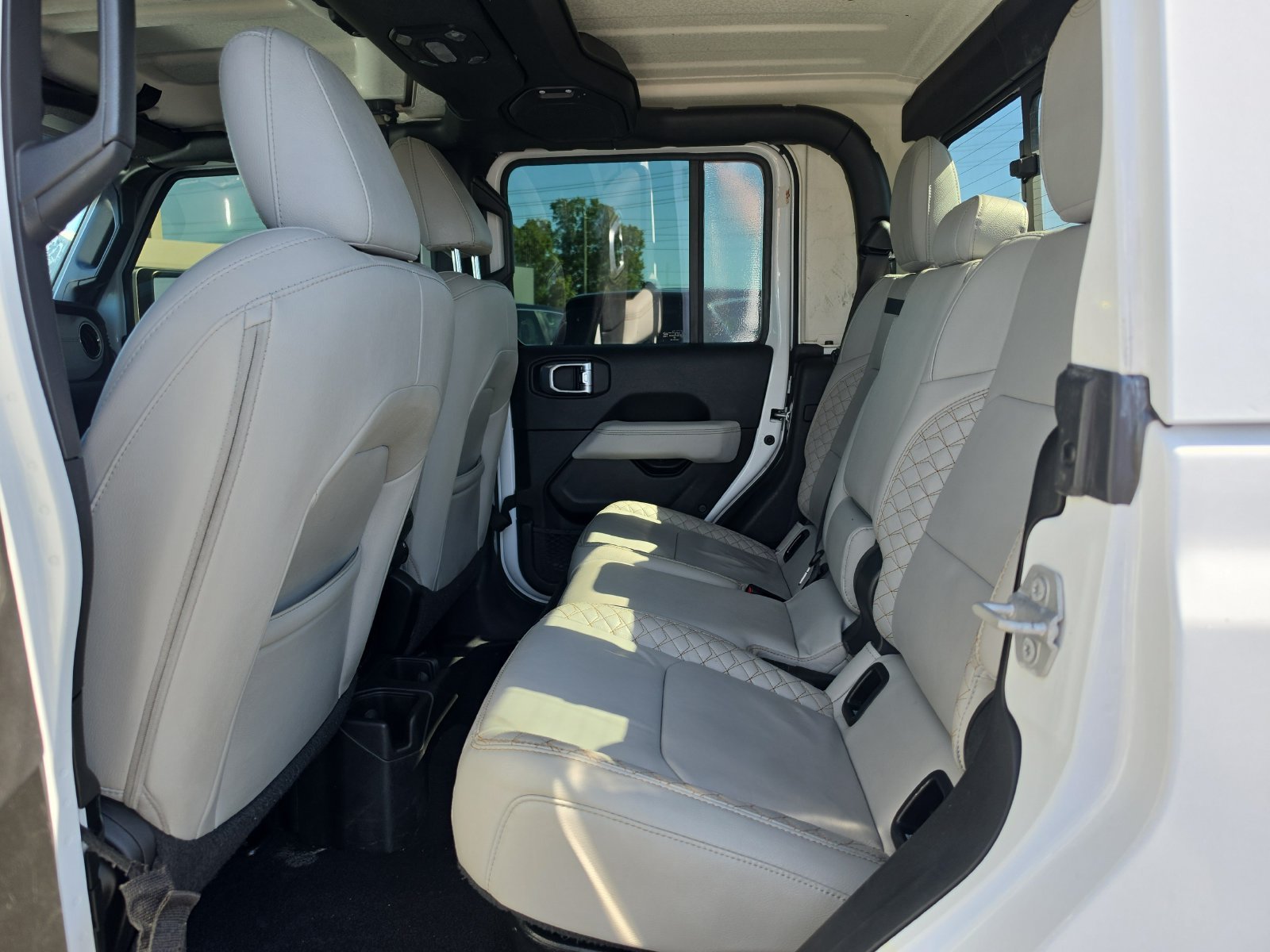 Used 2022 White Jeep High Altitude image 12