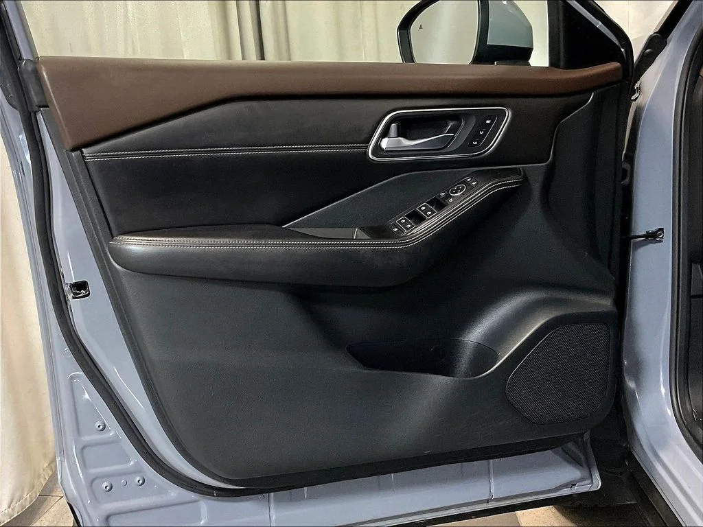 Used 2021 Gray Nissan SL image 9