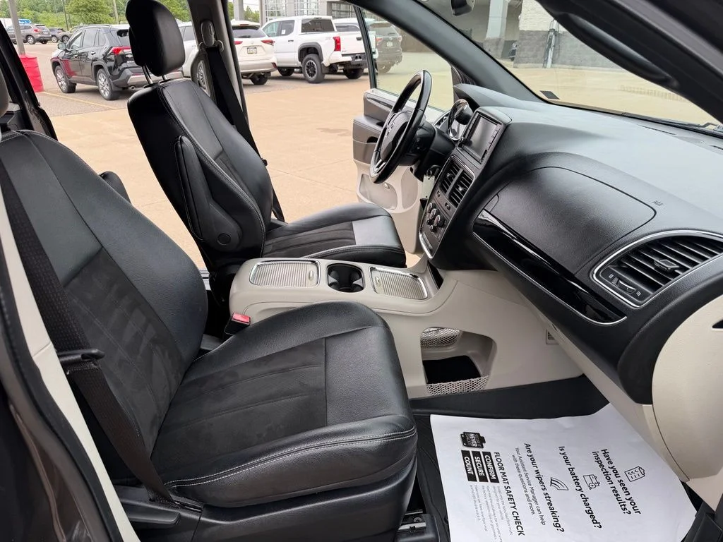 Used 2019 Gray Dodge SXT image 30