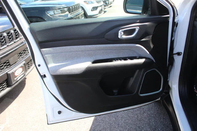 Used 2024 White Jeep Latitude image 20