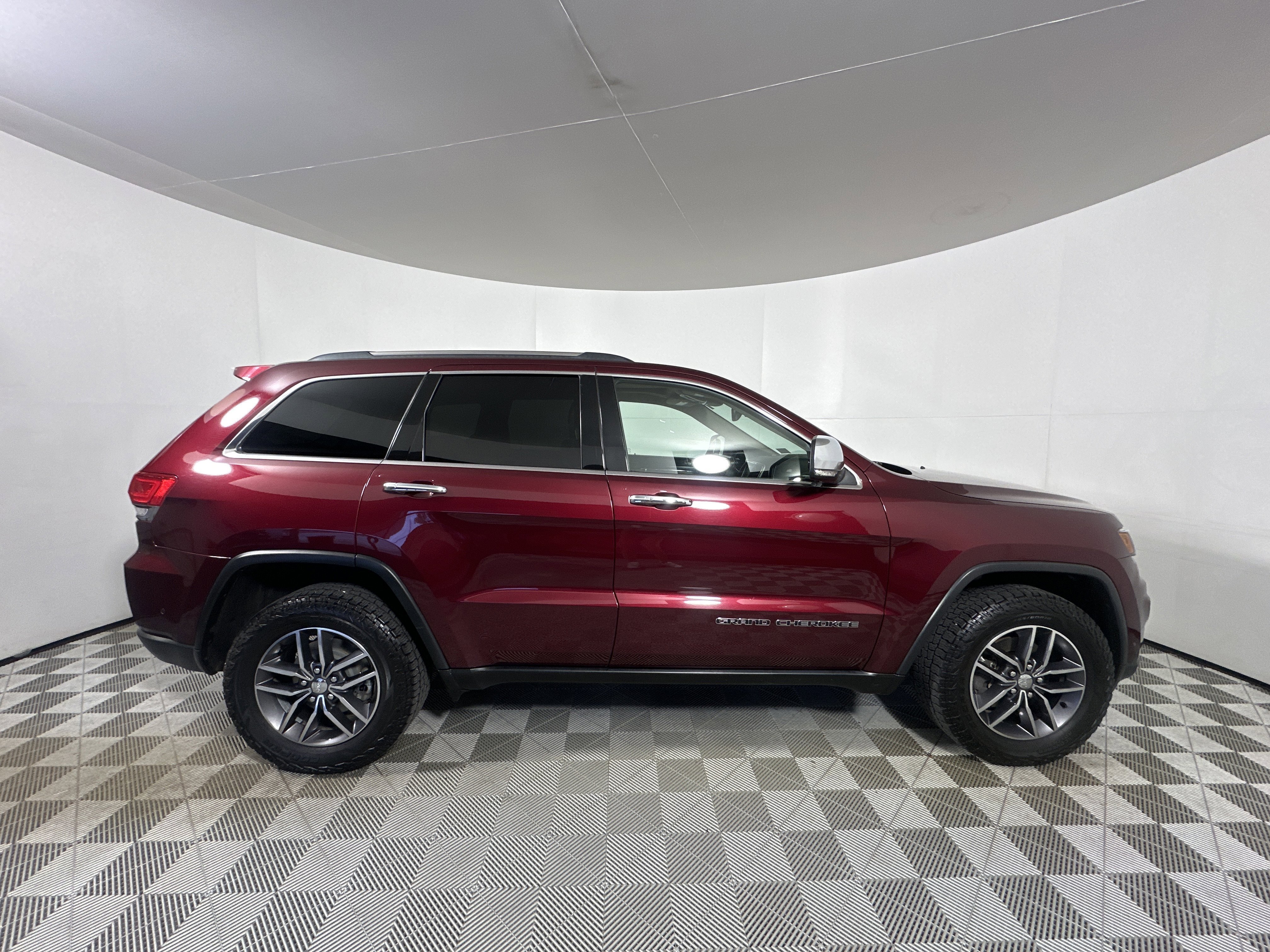 Used 2017 Velvet Red Pearlcoat Jeep Limited image 8