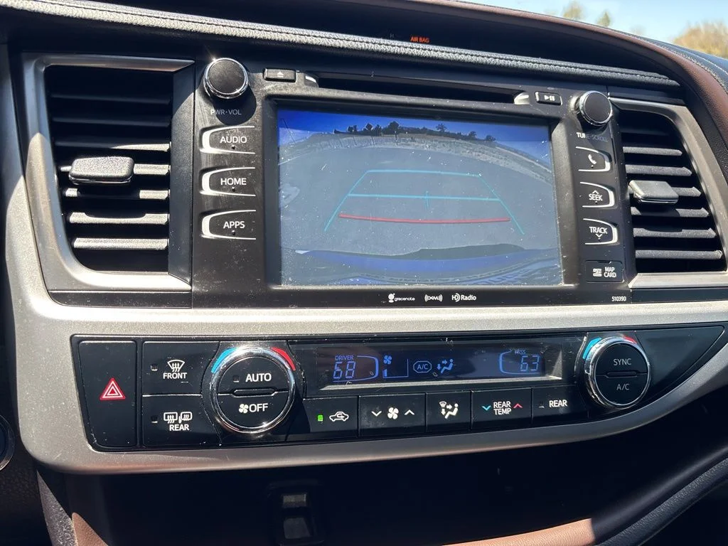 Used 2019 Silver Toyota XLE image 21