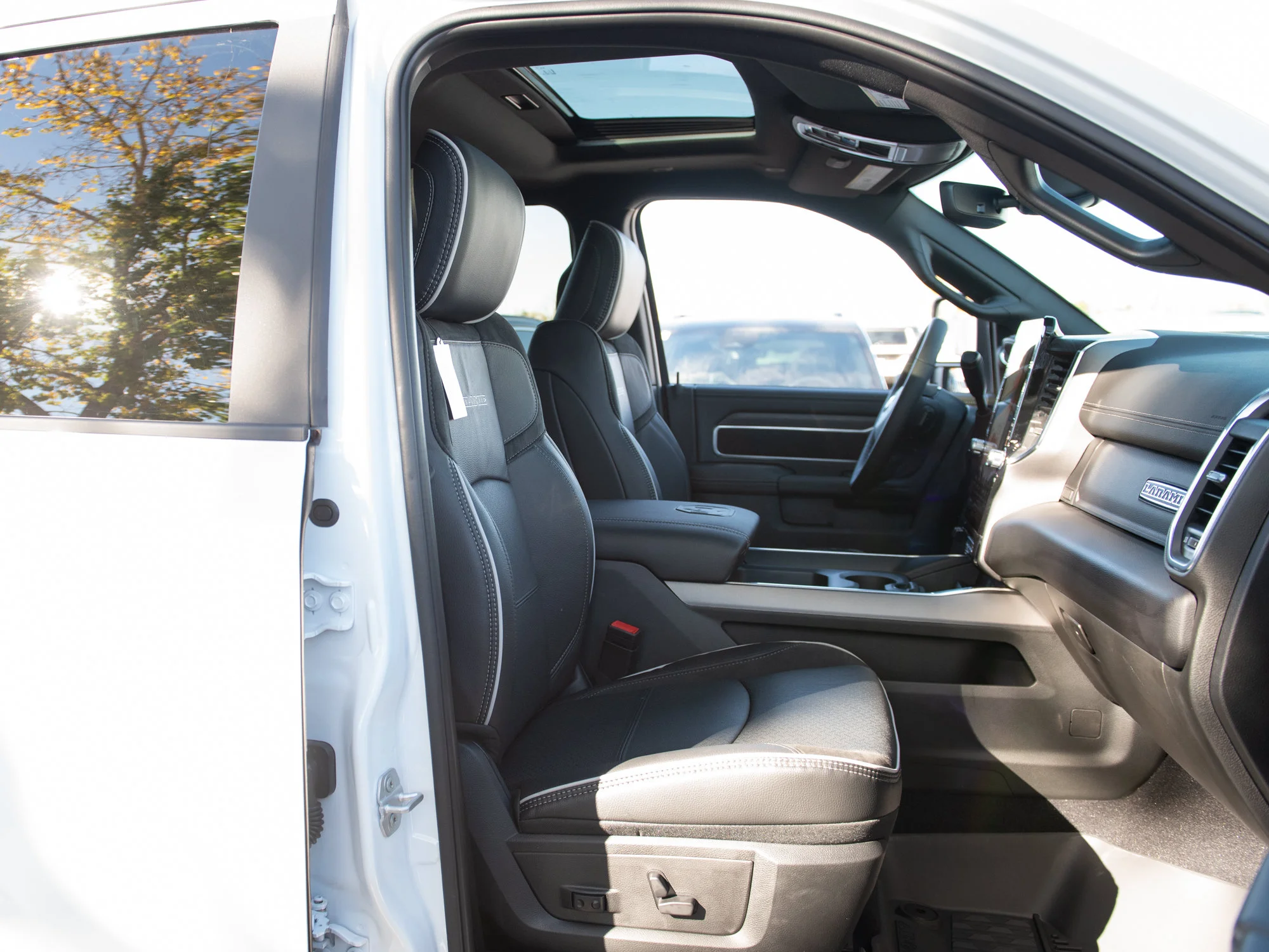 New 2027 White RAM Laramie Night* Mega Cab 4x4, Sunroof, Harman/Kardon, Pwr Running Boards image 28