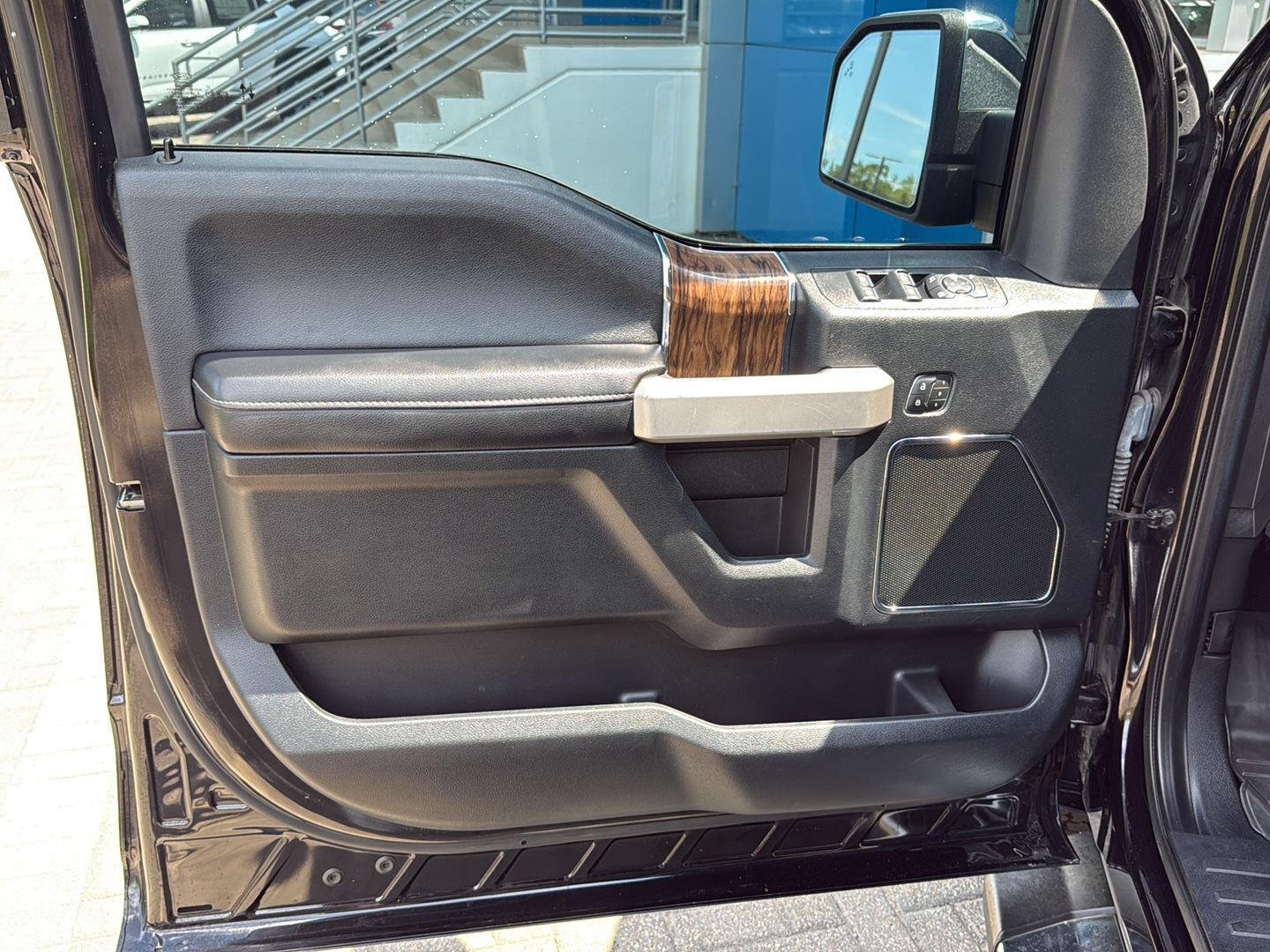 Used 2020 Agate Black Metallic Ford LARIAT image 11