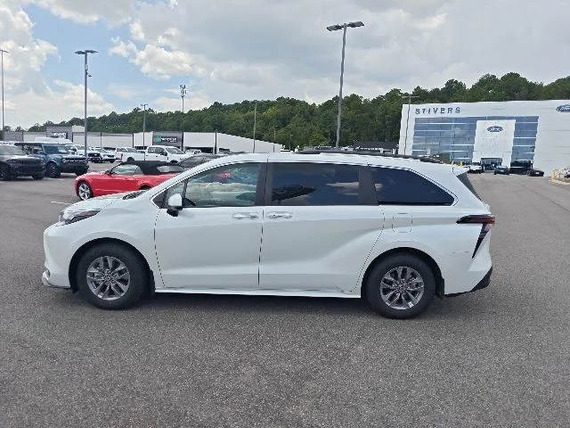 Used 2026 Pearl Toyota XLE image 5