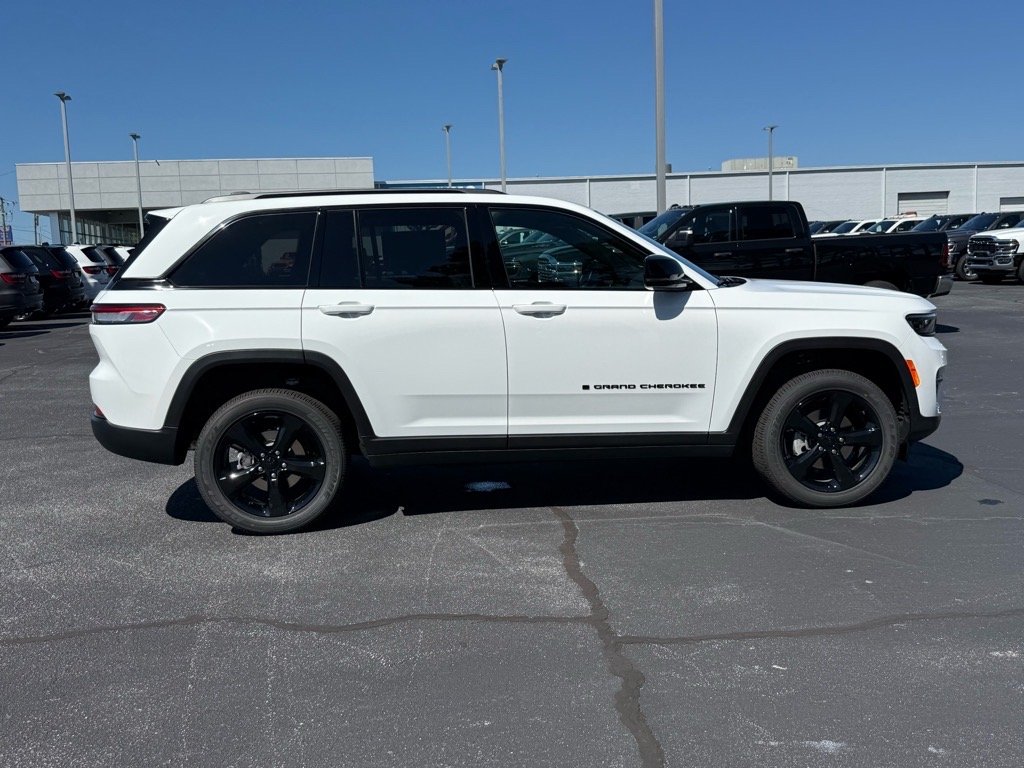 2025 Jeep Grand Cherokee Altitude photo 2