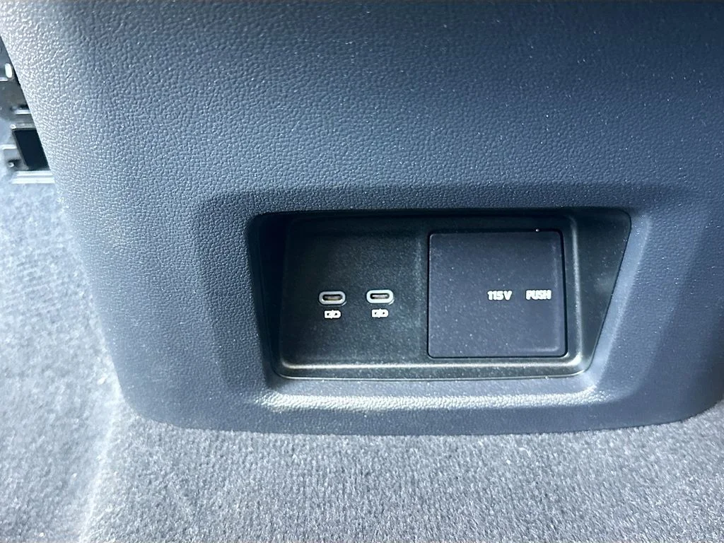 Used 2025  Volkswagen 2.0T SE w/Technology image 27