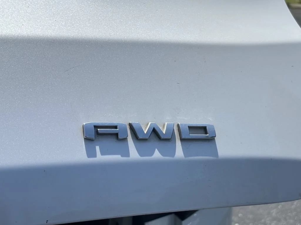 Used 2023 WHITE FROST TRICOAT GMC Denali image 12