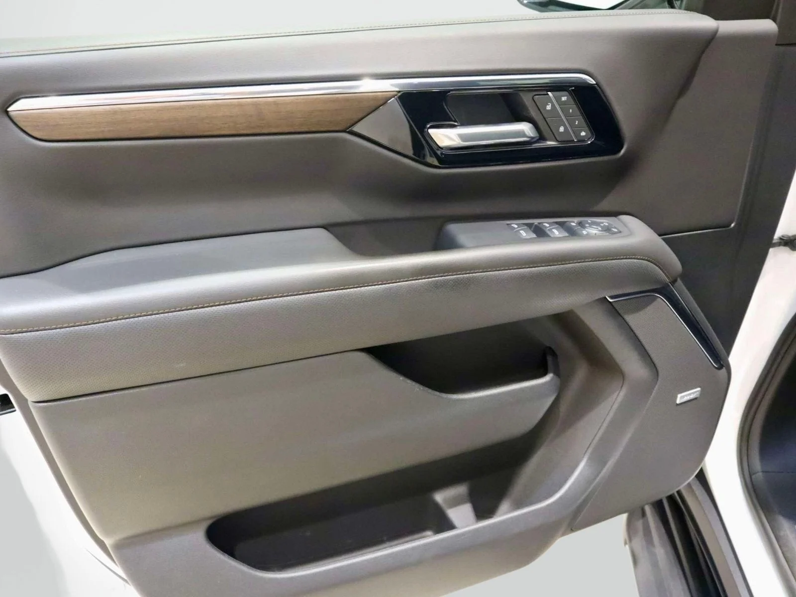 Used 2025 Iridescent Pearl Tricoat Chevrolet High Country image 23