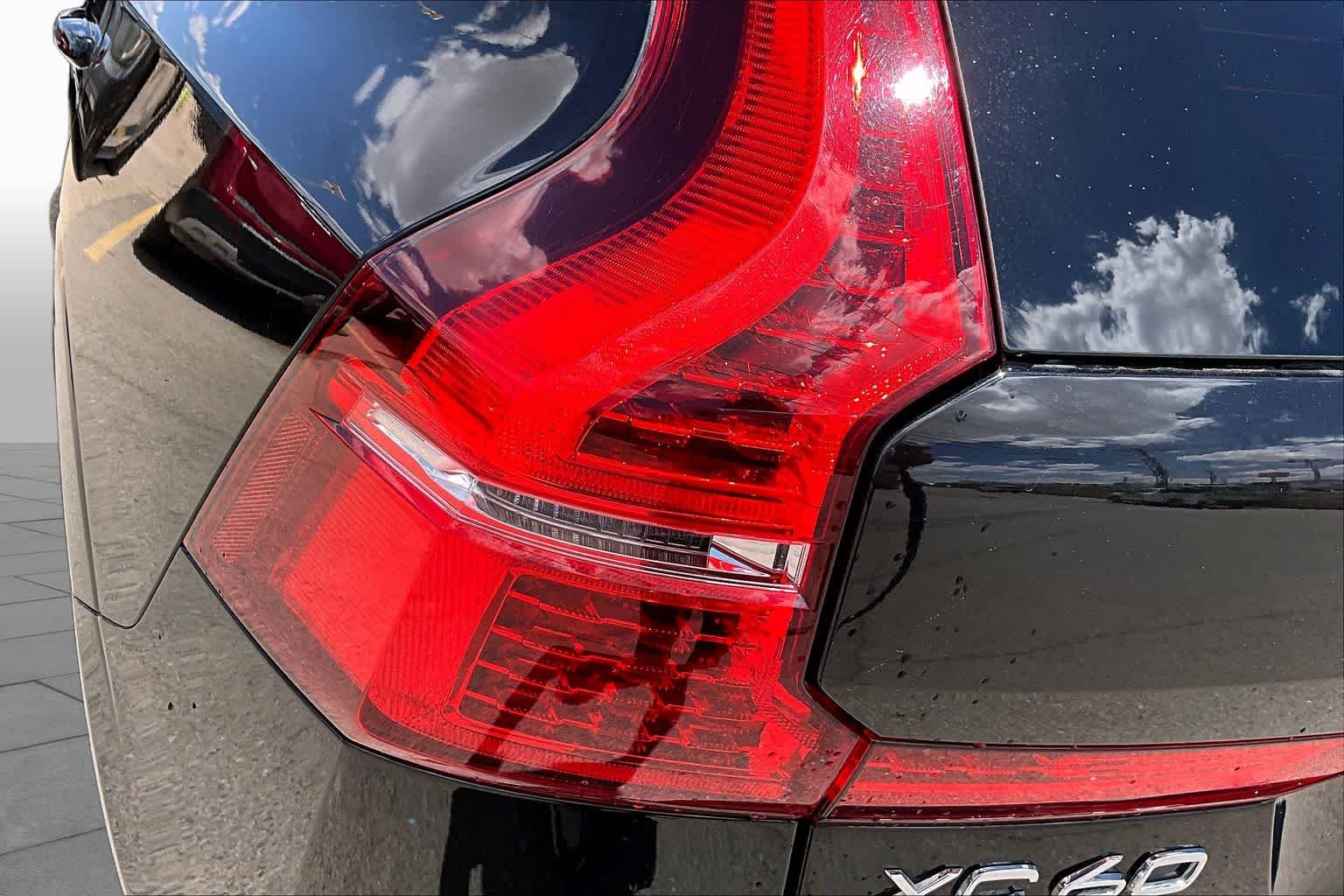 Used 2024 Onyx Black Metallic Volvo Core Dark Theme image 29