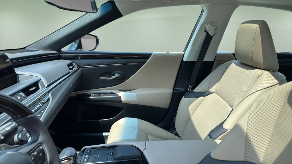 Certified Used 2020 White Lexus 300h image 13