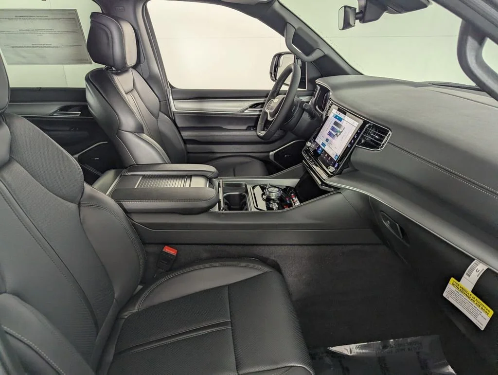 New 2026 Bright White Clear-Coat Exterior Paint Jeep Limited Altitude image 31