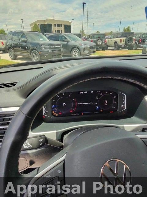 Used 2022 Deep Black Pearl Effect Volkswagen 3.6L V6 SE with Technology image 9